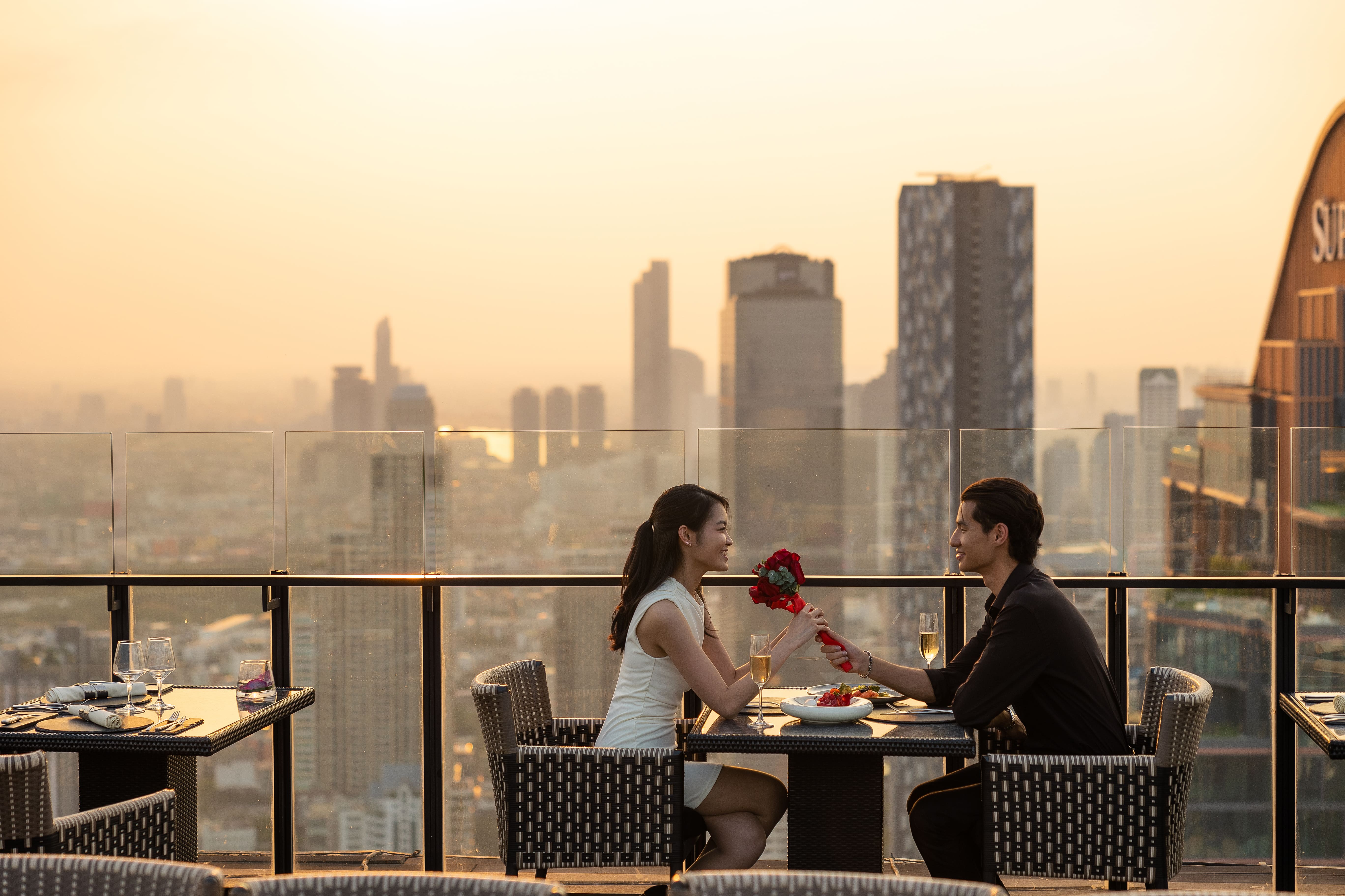 Banyan Tree Bangkok_Vertigo_Couple_Sunset